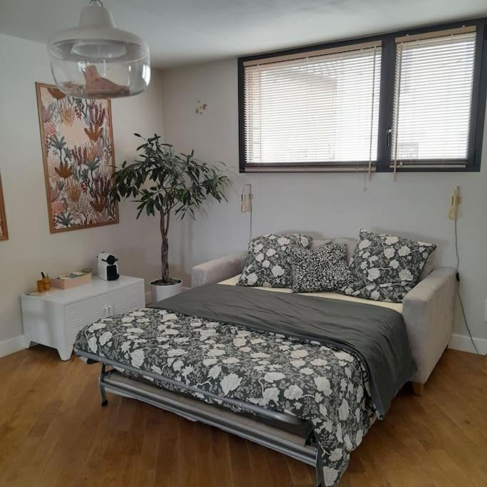 Joli Studio Avec Stationnement Gratuit Dans La Rue Apartment Le Mans Exterior photo